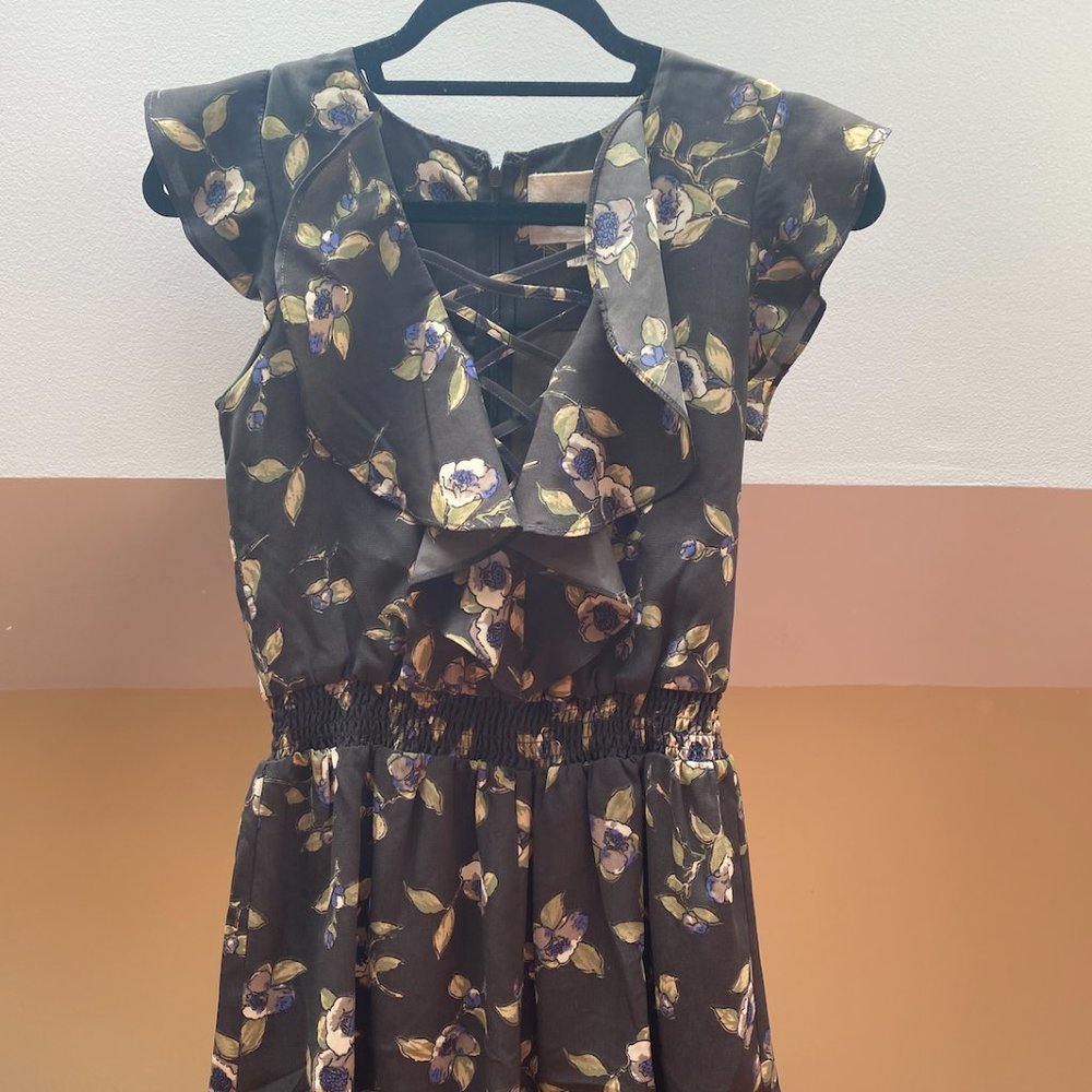 Moon River size xs grey and floral ruffle romper